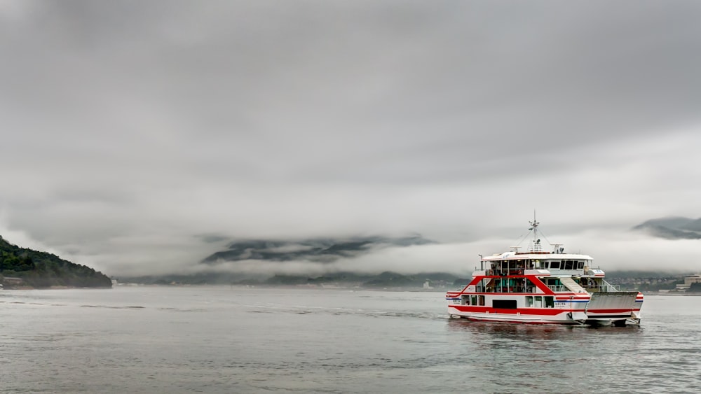 chiatta bianca e rossa sullo specchio d'acqua