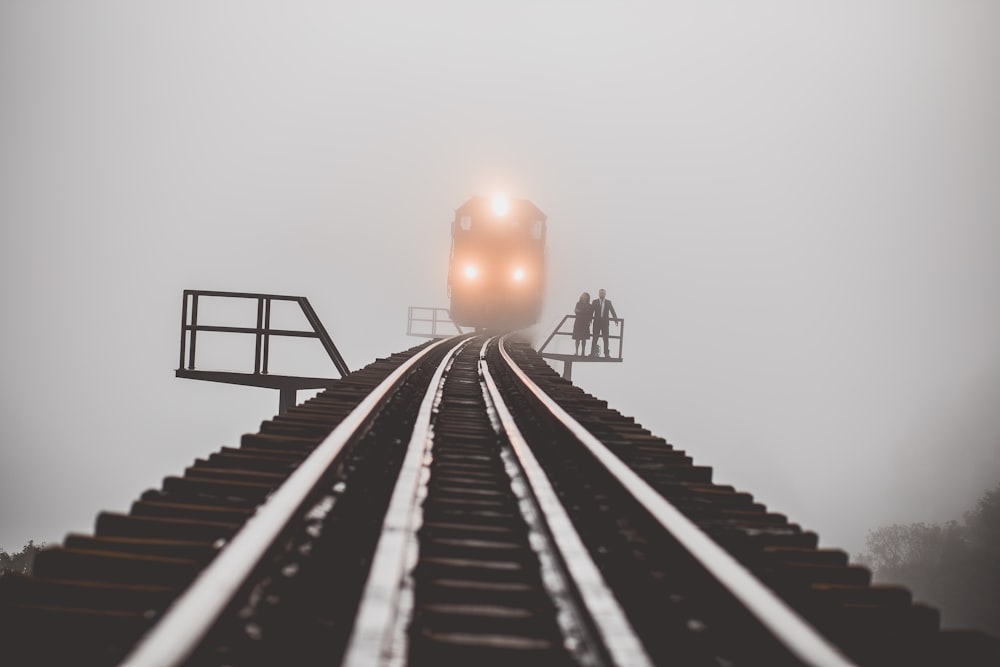 Mann und Frau stehen neben der Eisenbahn