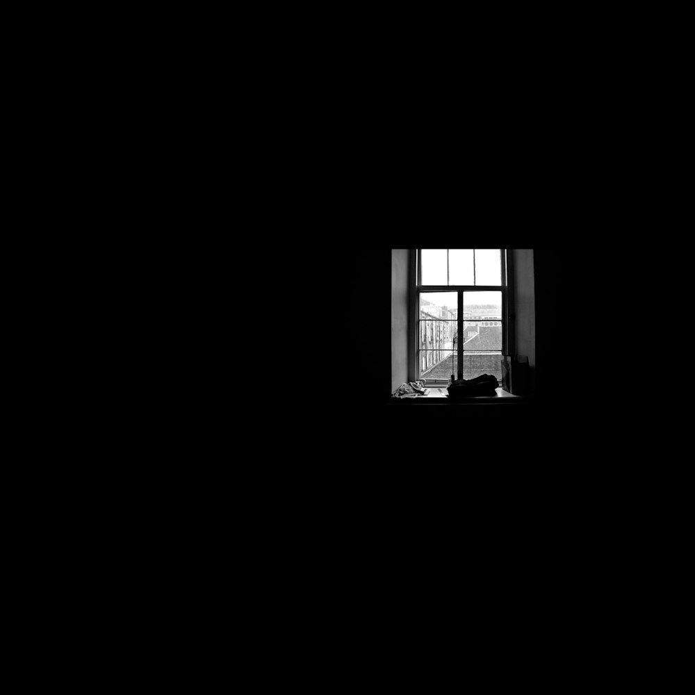 어두운 방 내부의 닫힌 유리 패널 창