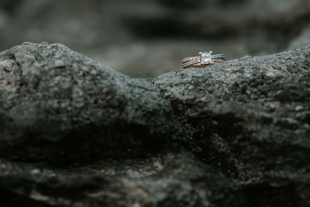 anel incrustado de pedra preciosa clara de cor dourada na rocha