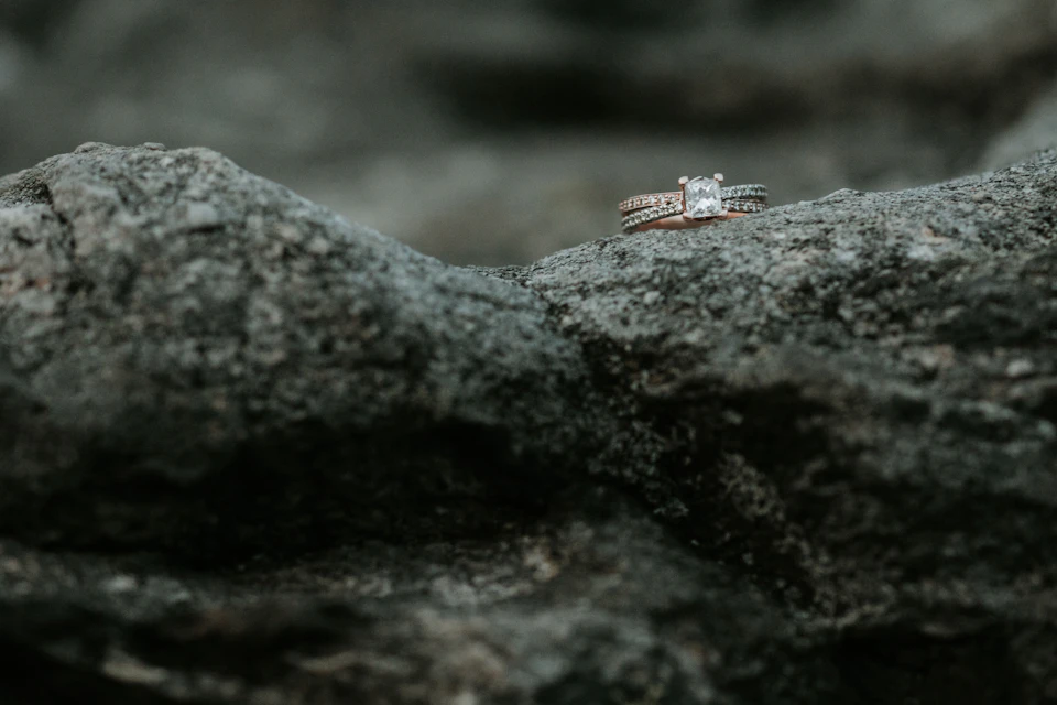 Cincin emas bertatahkan batu permata di atas batu
