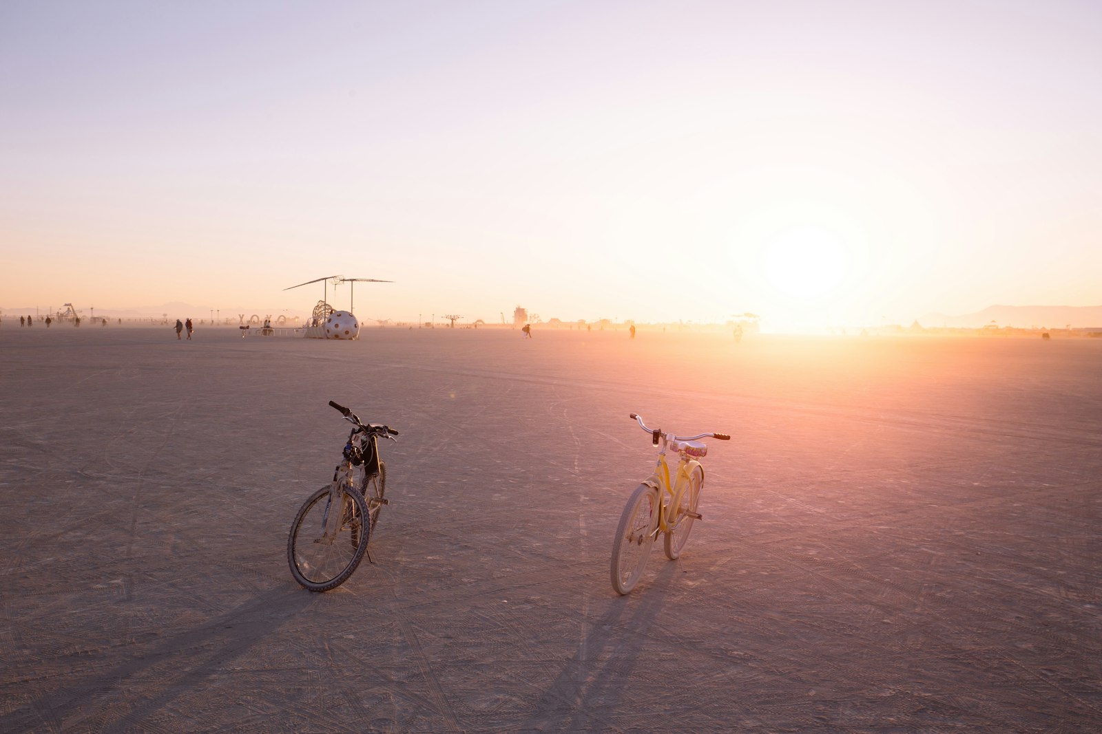 Canon EOS 6D + Canon EF 16-35mm F4L IS USM sample photo. Yellow and black bicycles photography