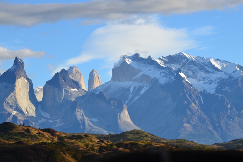 fotografía de paisaje de montaña cubierta de nieve