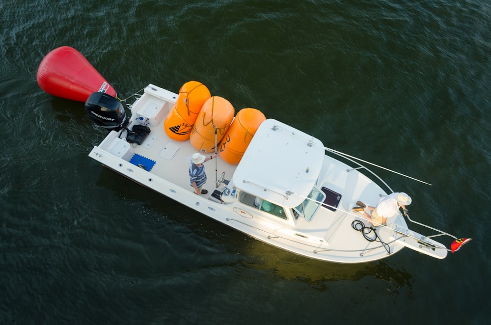 Draufsichtsfoto einer weißen Yacht auf einem Gewässer