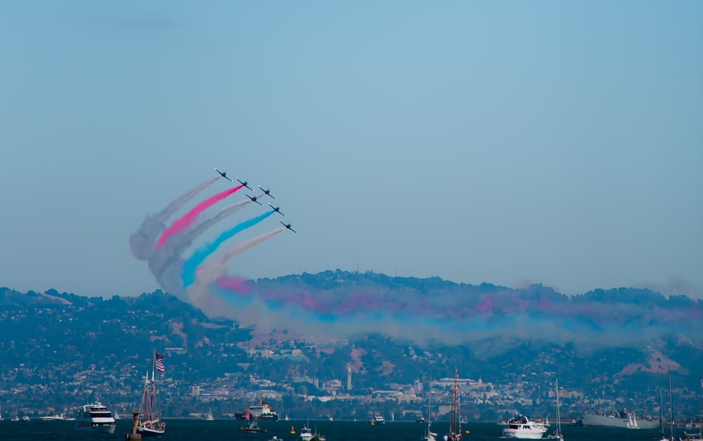 Sechs Flugzeuge Cartrails