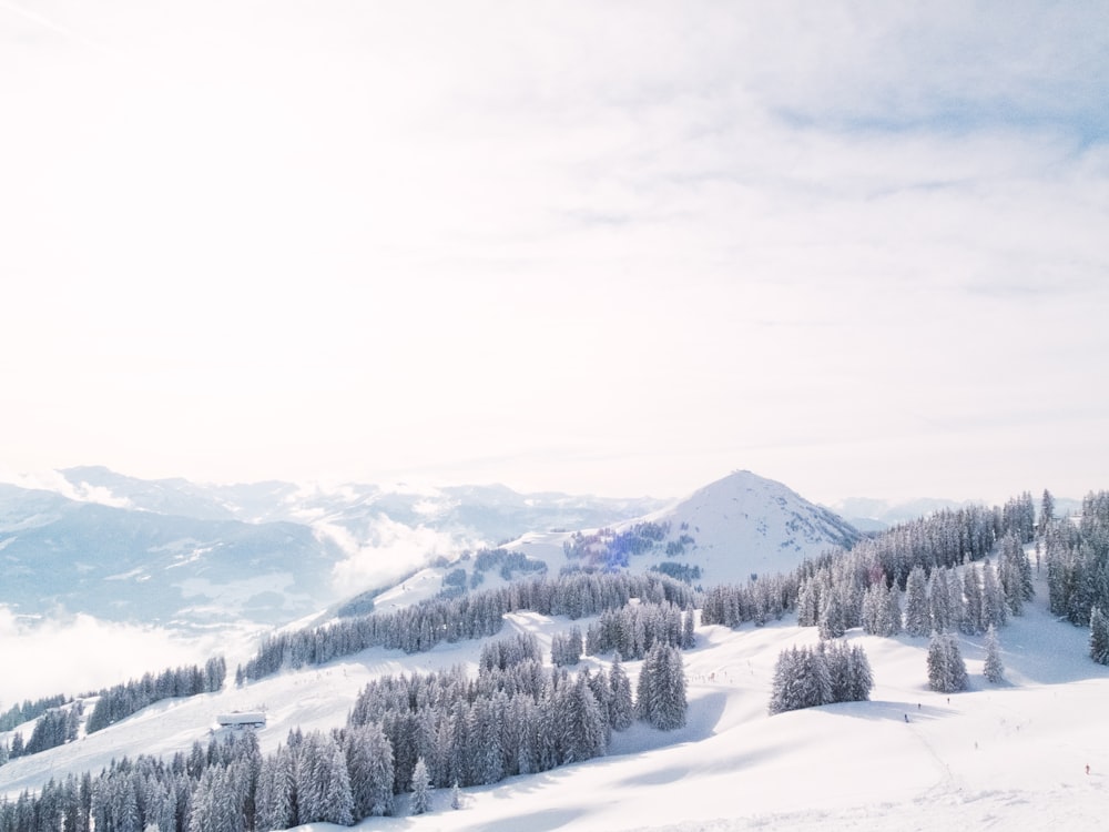 Photographie aérienne d’une montagne recouverte de neige