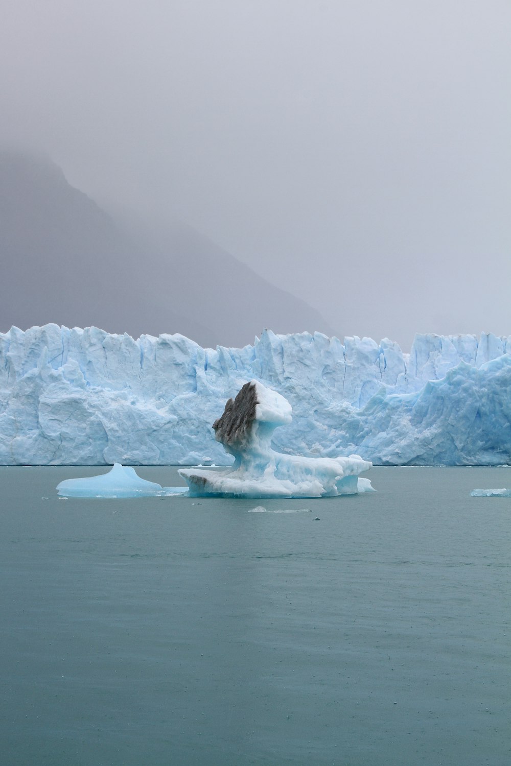 iceberg no corpo de água durante o dia
