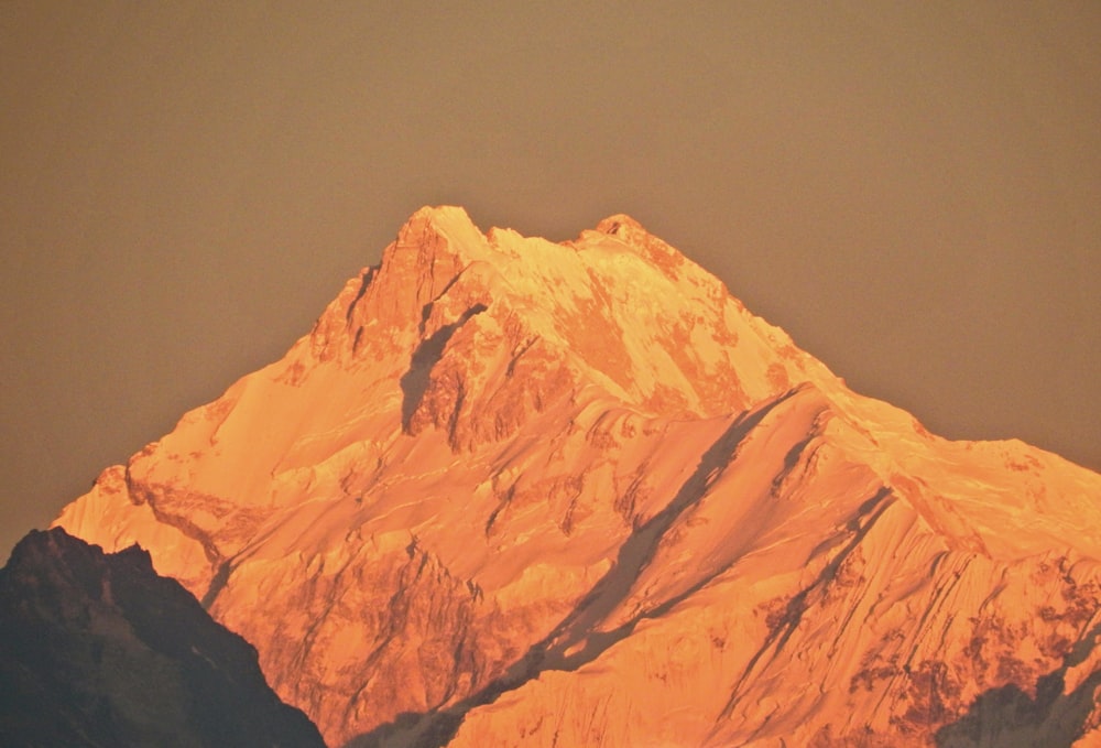 montagna innevata durante l'alba