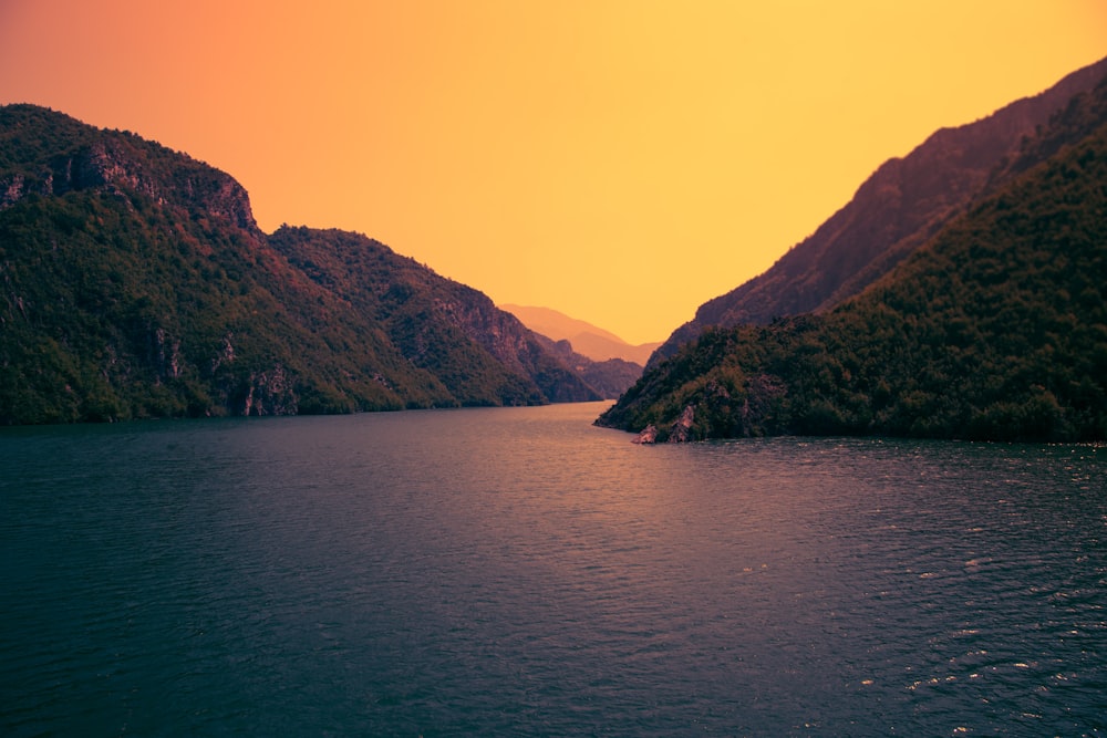 Río rodeado de montaña Foto durante el amanecer