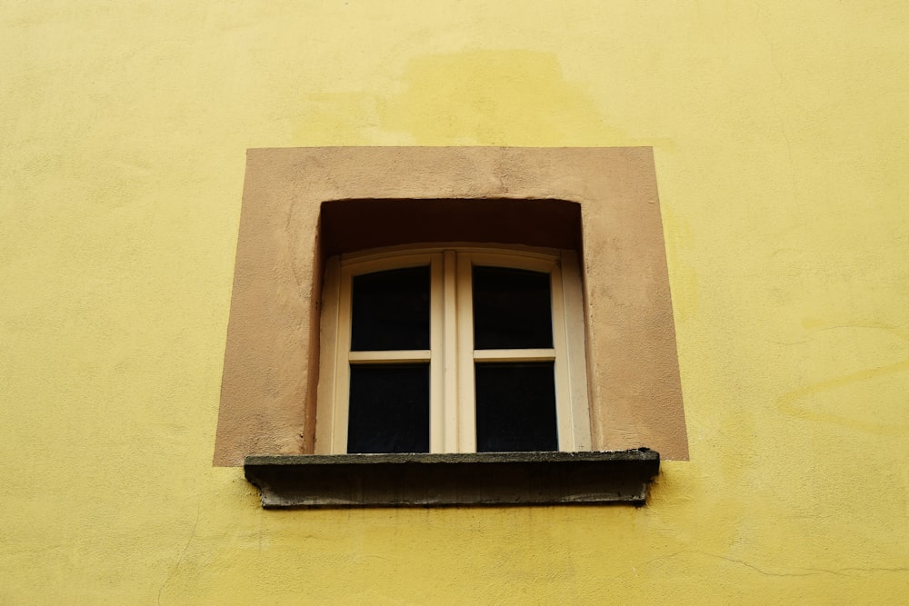 finestra chiusa in legno bianco con cornice a 2 vetri