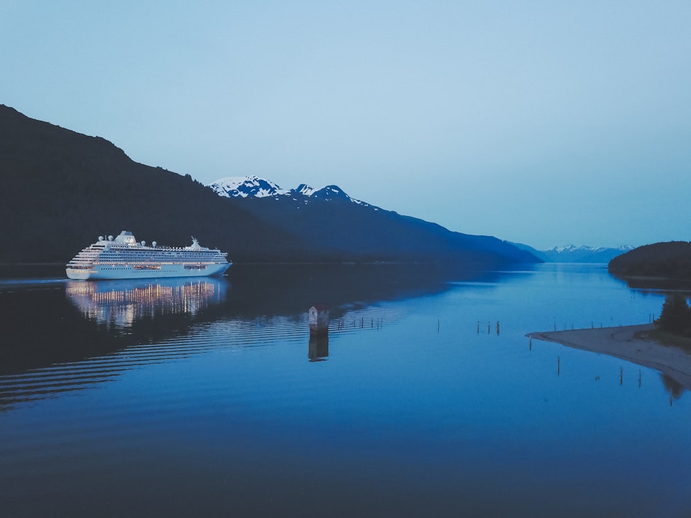 Crucero blanco en el cuerpo de agua