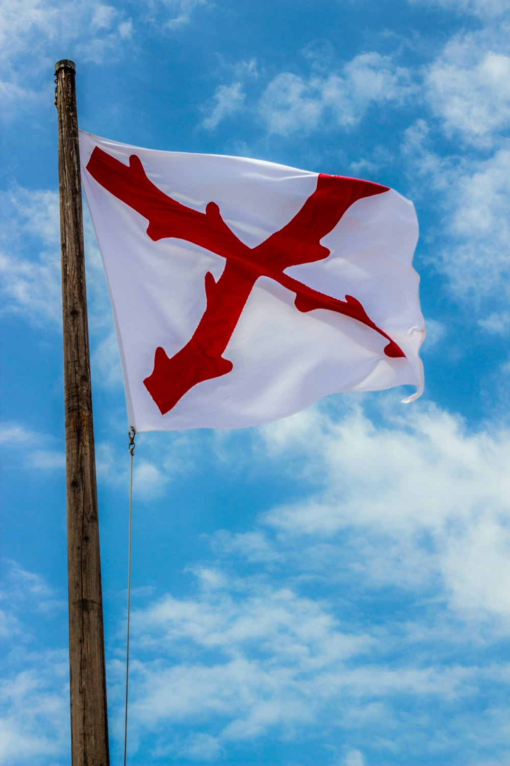 Flagge des Weiß-Roten Kreuzes unter blauem Himmel