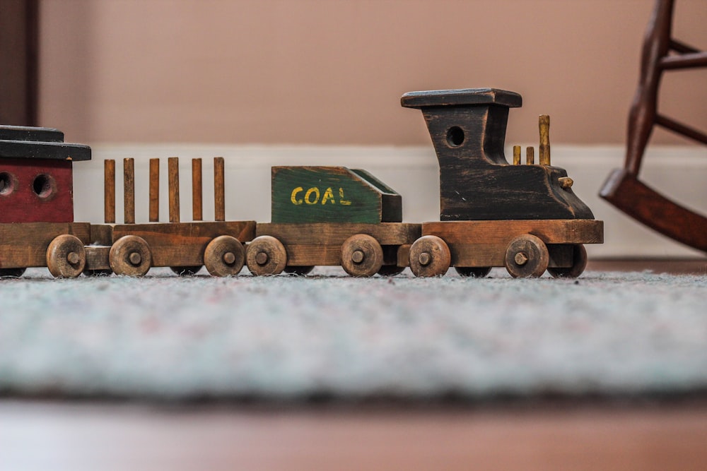 Tren de juguete de madera beige foto focal selectiva