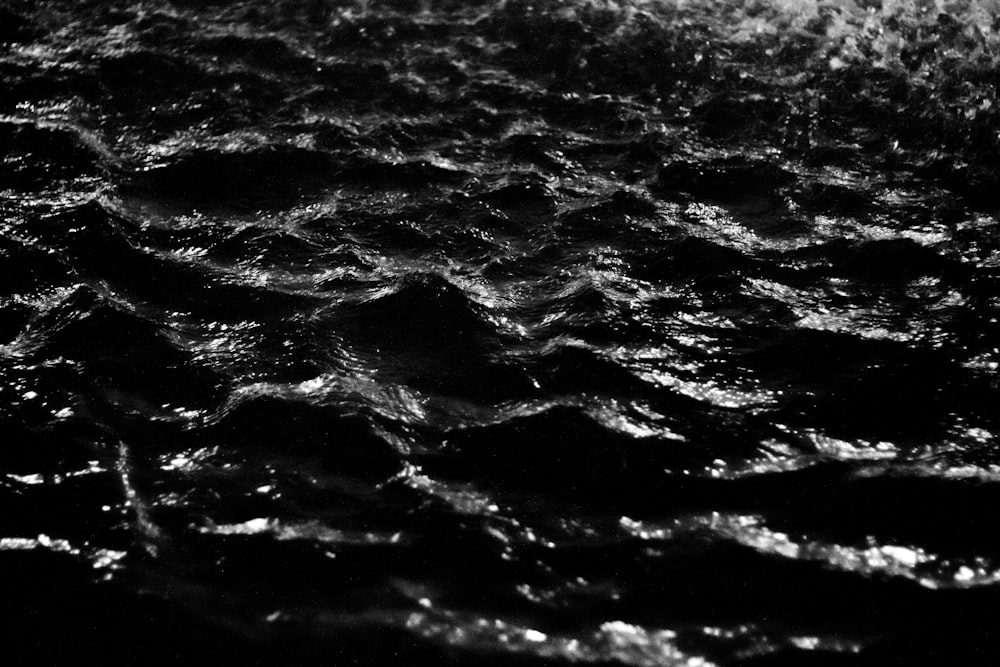 Uma foto em preto e branco do oceano