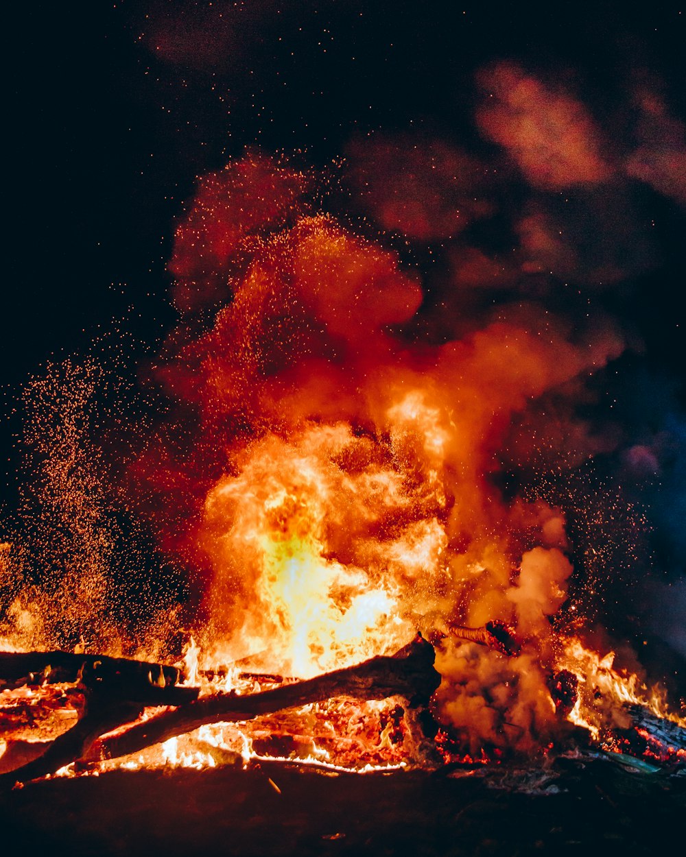 fuego con humo negro durante la noche