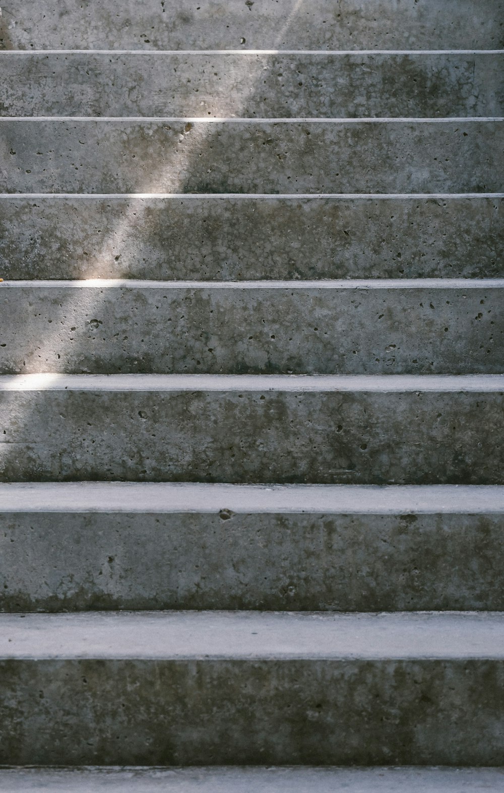 graue Betontreppe tagsüber