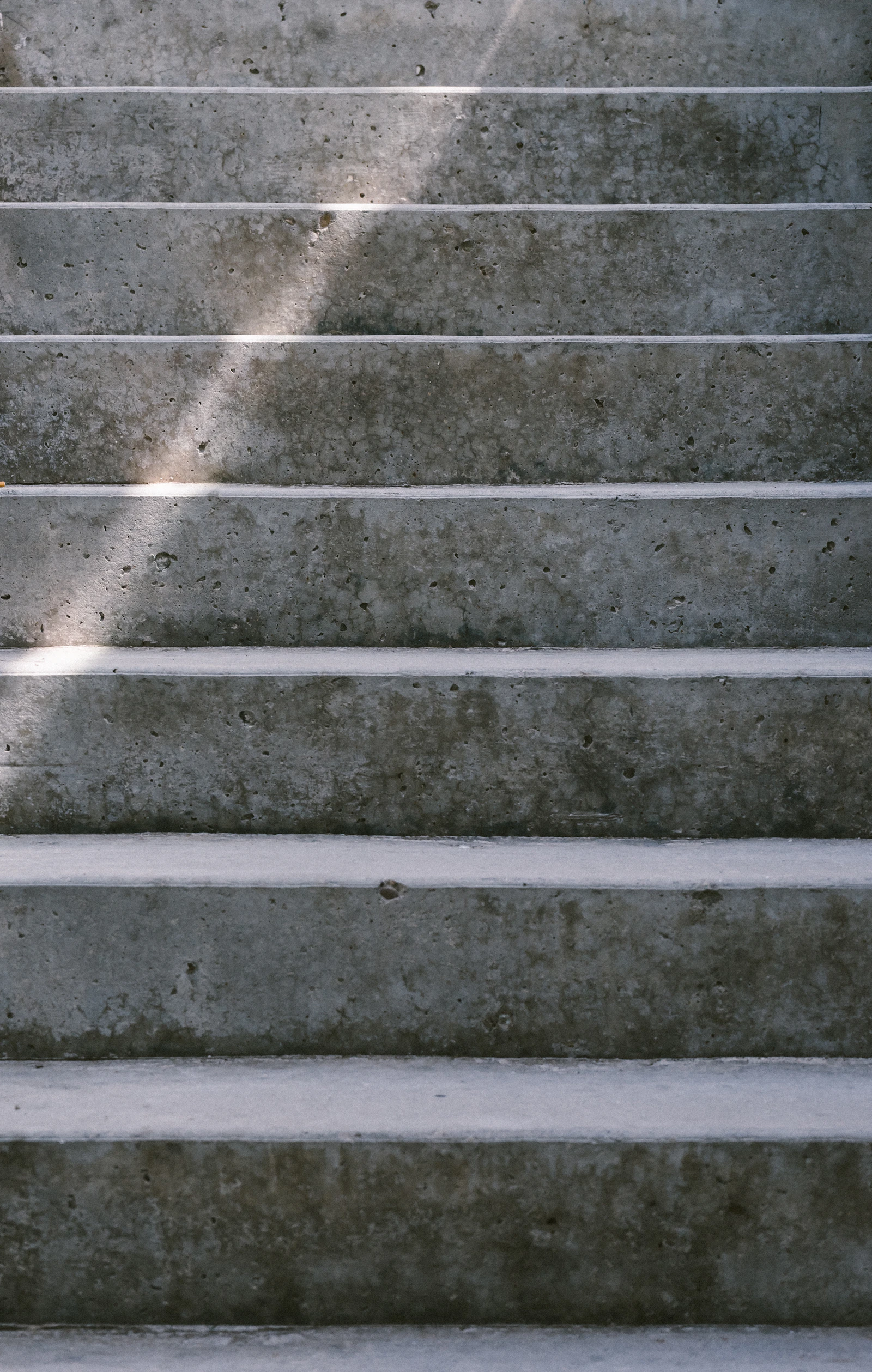 Gray concrete stair during day time