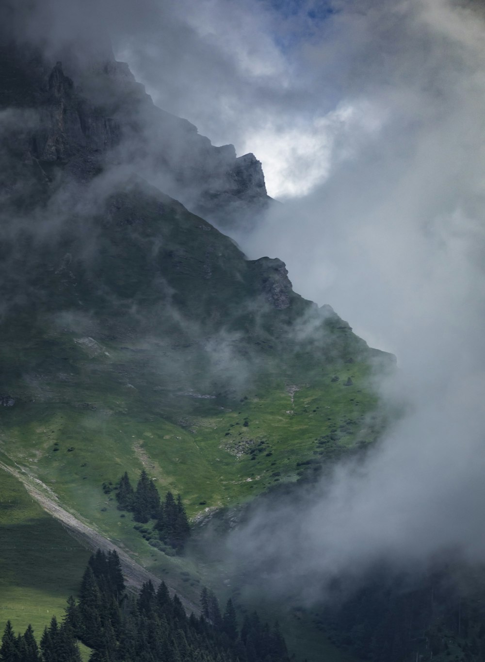 Grüner Berg in Nebel gehüllt