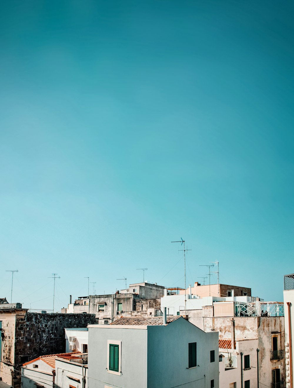 edifícios altos sob o céu azulado durante o dia