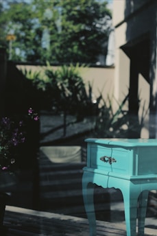 Golden and turquoise therapy session setup with nature-inspired elements