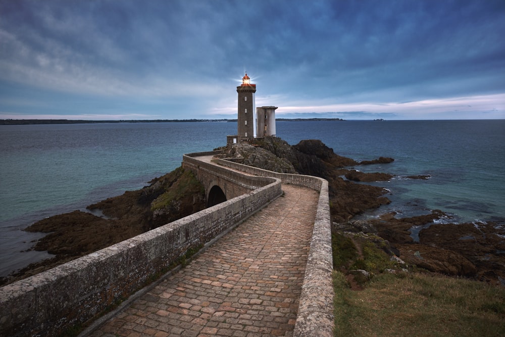 Foto del faro bajo el cielo azul