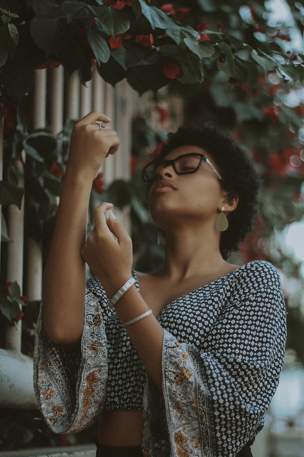 Femme portant des lunettes et un crop top à manches évasées