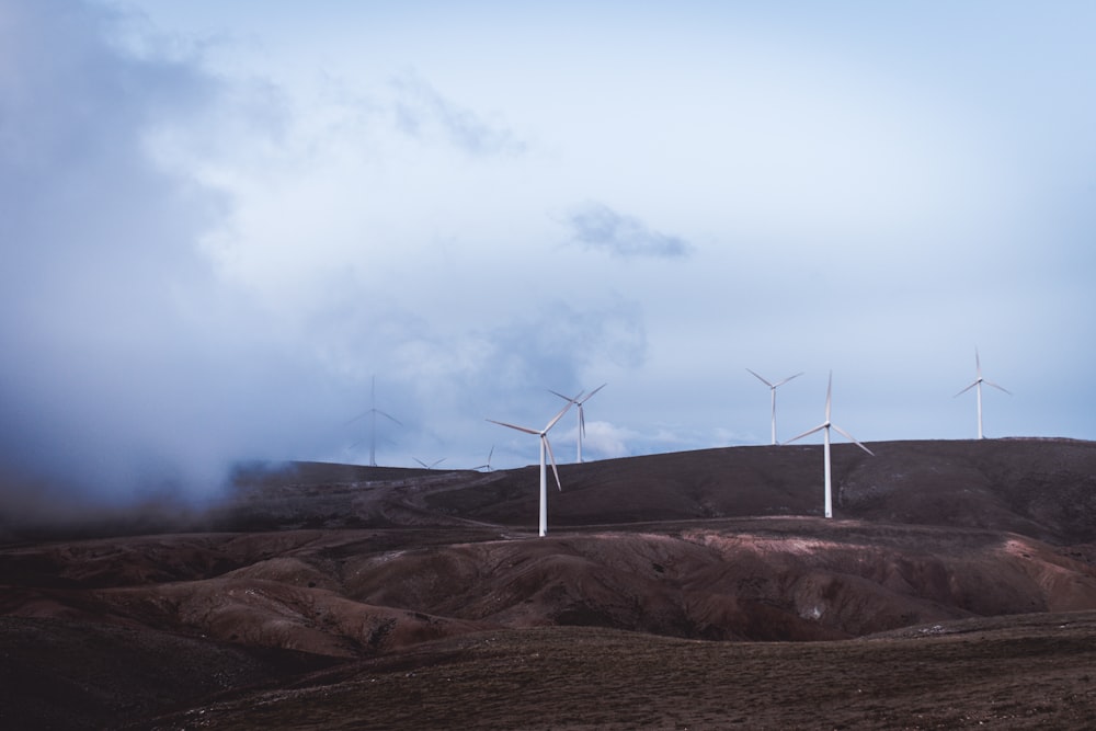 foto de moinhos de vento durante o dia nublado