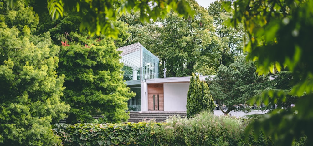 Photographie aérienne d’une maison entourée d’arbres pendant la journée