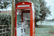 red telephone booth photo during daytime