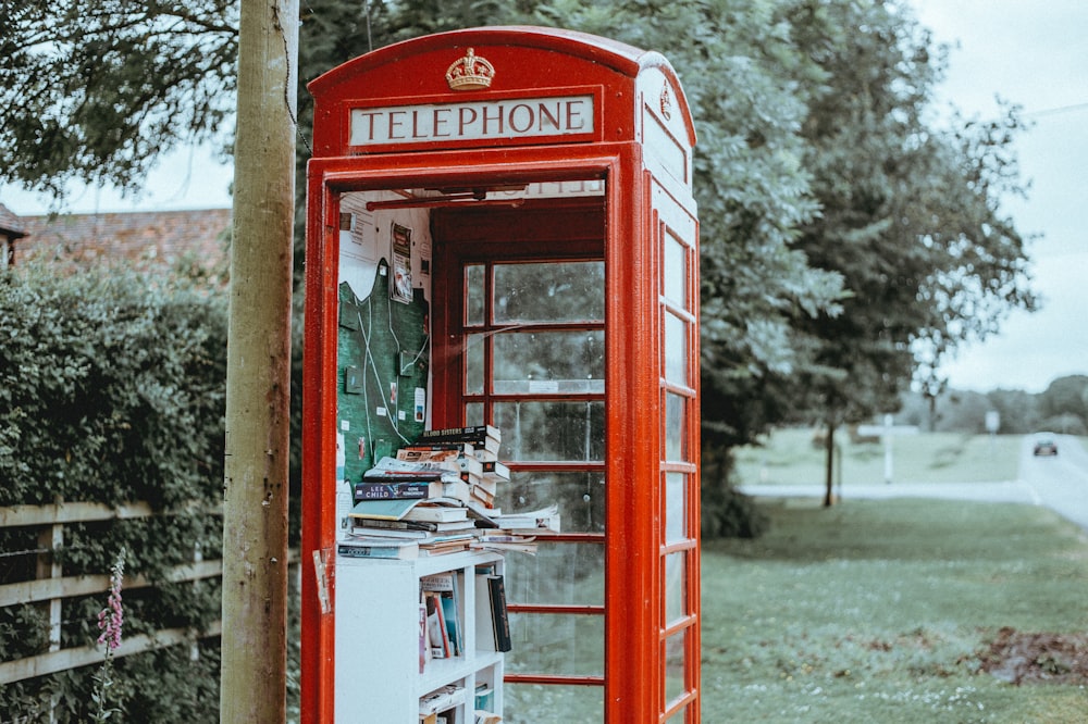 昼間の赤い電話ボックスの写真