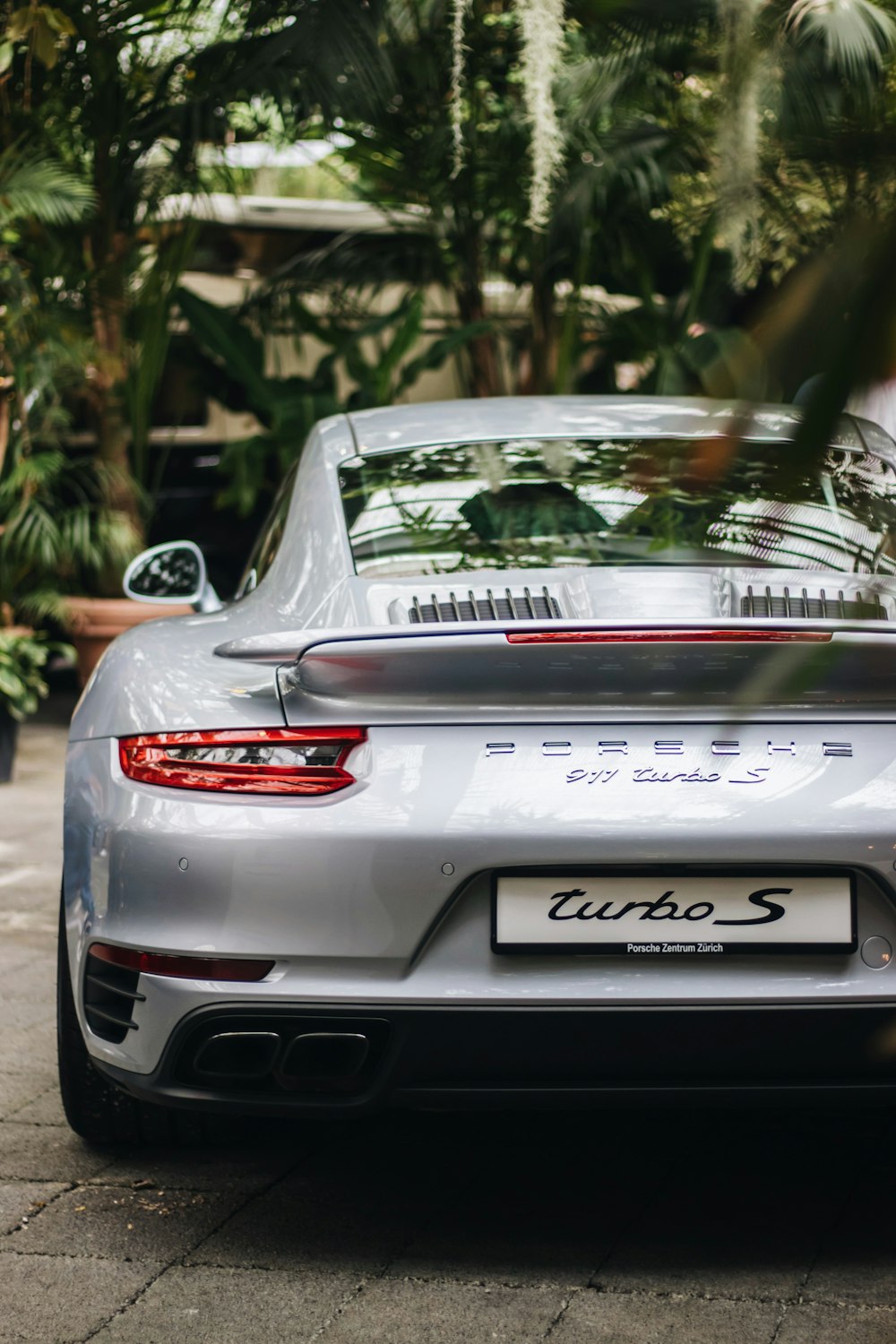 fotografía de enfoque selectivo de un Porsche coupé plateado