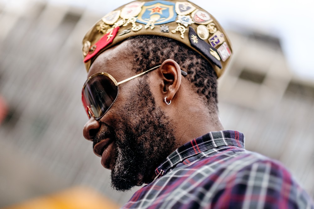 Fotografía de primer plano de hombre sonriente con gafas de sol