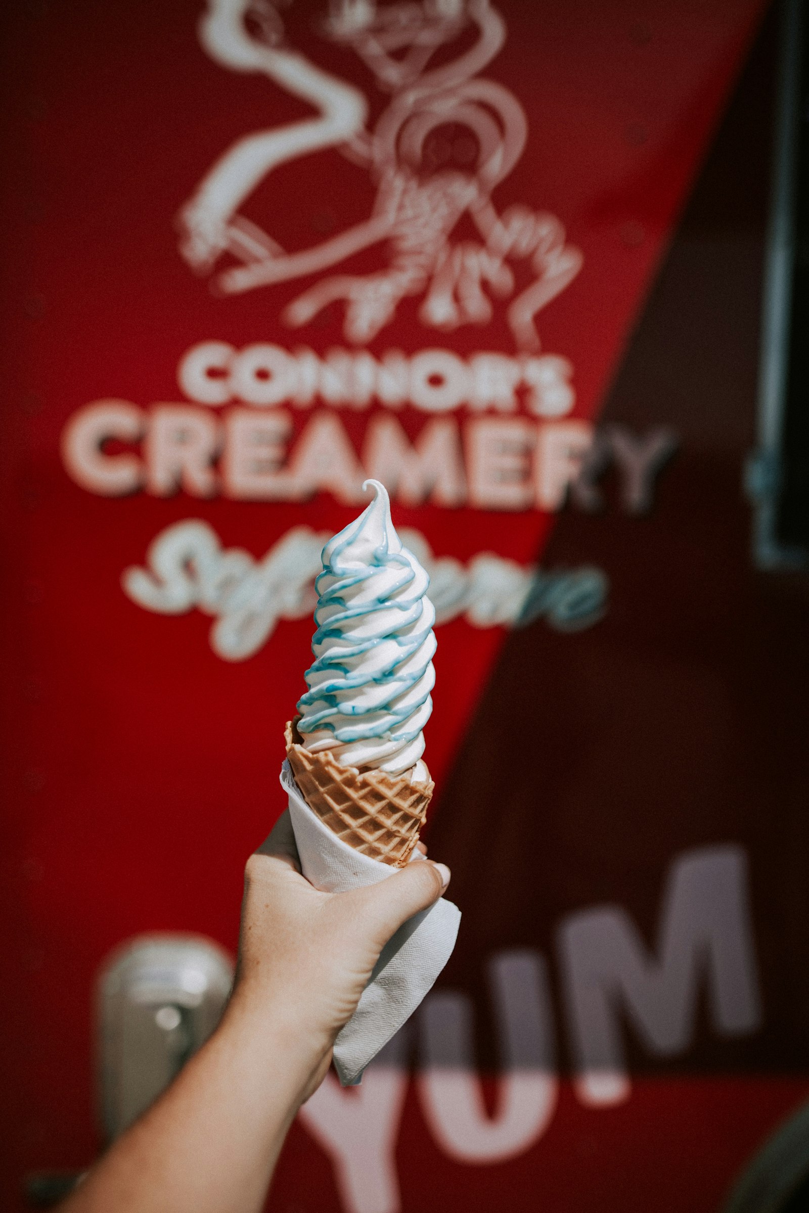 Sigma 24mm F1.4 DG HSM Art sample photo. Person holding ice cream photography