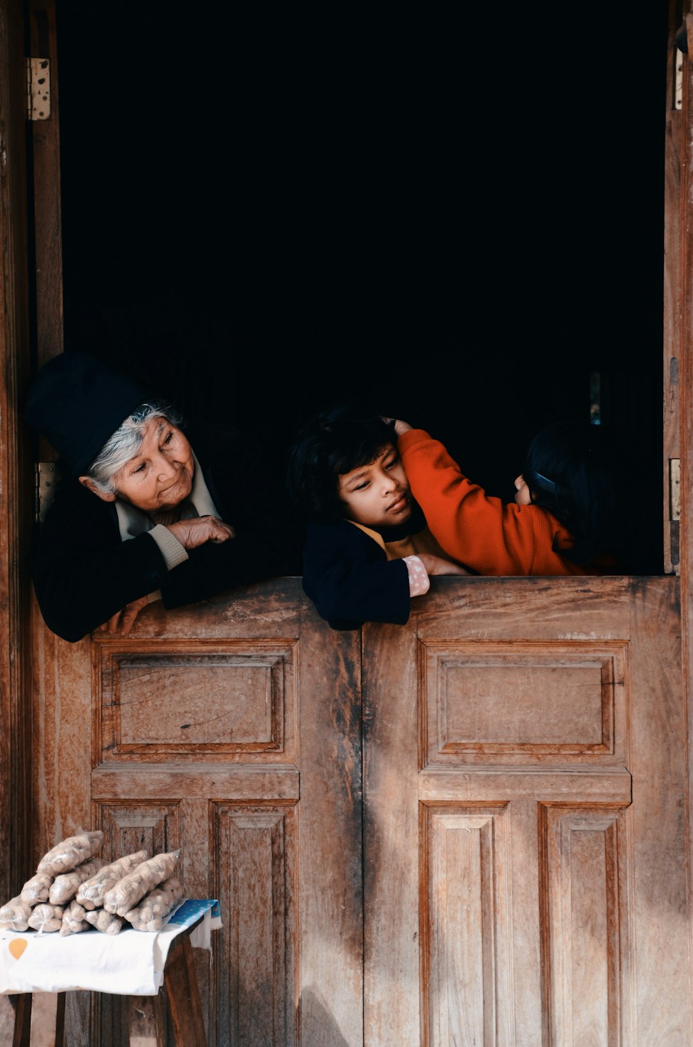 femme et fille à l’intérieur de la chambre pendant la journée