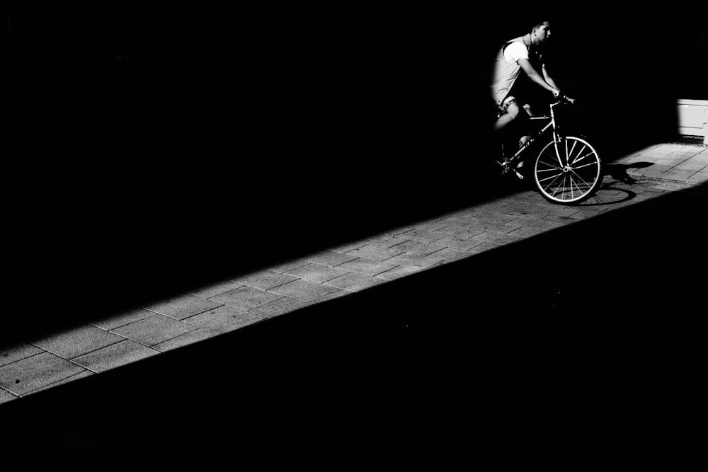 暗い場所で自転車に乗る男