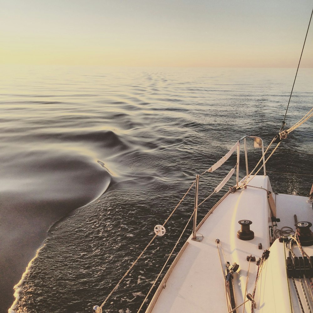 Barco blanco en una gran masa de agua durante el día