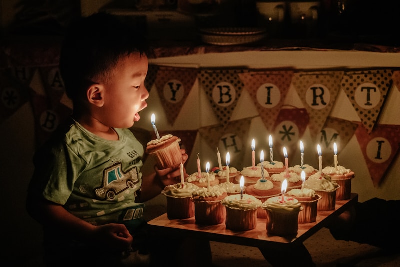 Niño soplando vela en pastel
