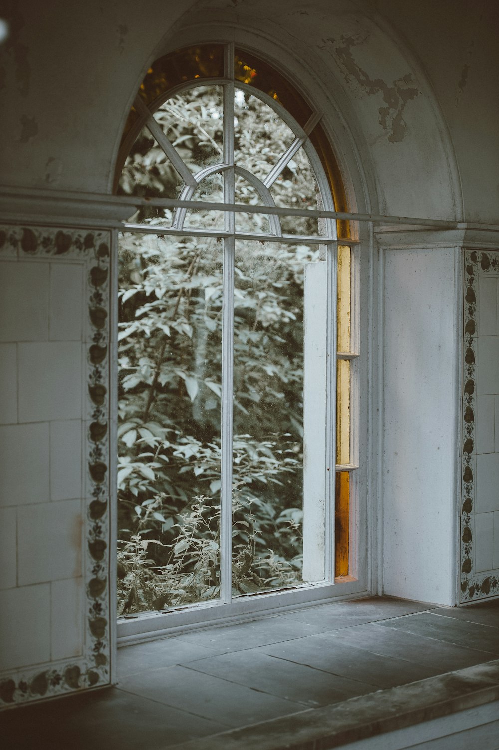 Fenêtre en verre transparent à cadre en métal blanc