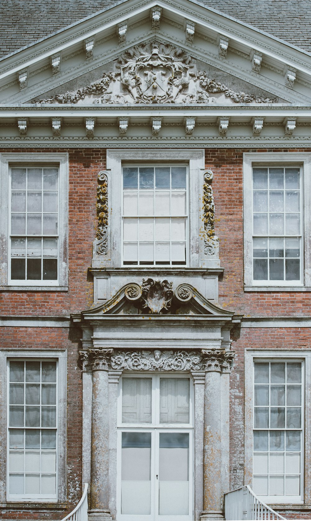 Casa de hormigón marrón y blanco durante el día