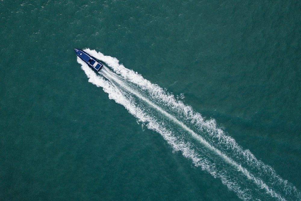 Fotografía de la vista superior del barco azul durante el día