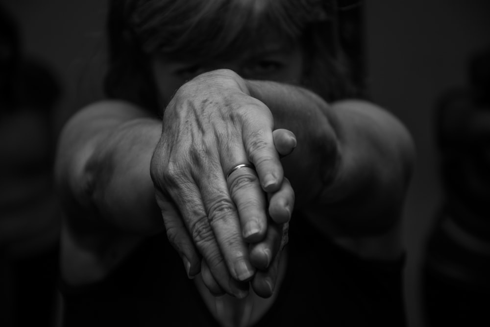 Fotografía en escala de grises de la mujer