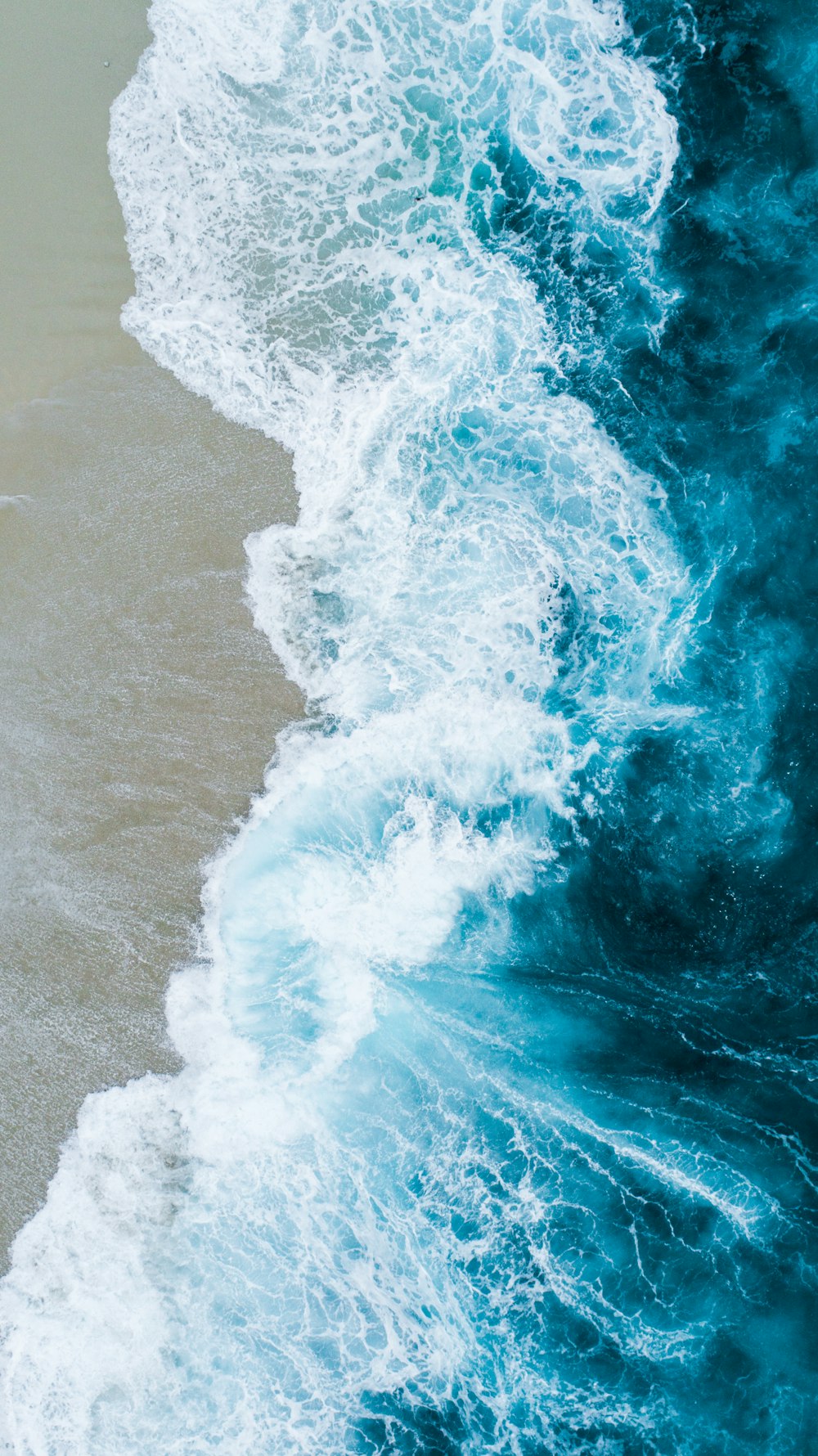 Plan d’eau sur le rivage de la plage