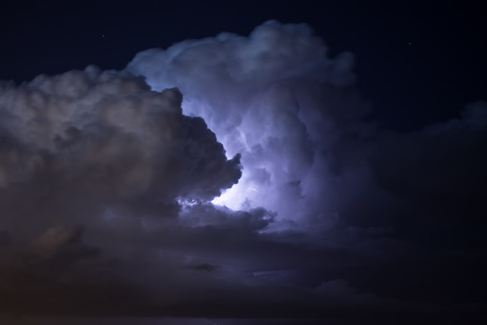 Foto de la luna cubierta por nubes blancas