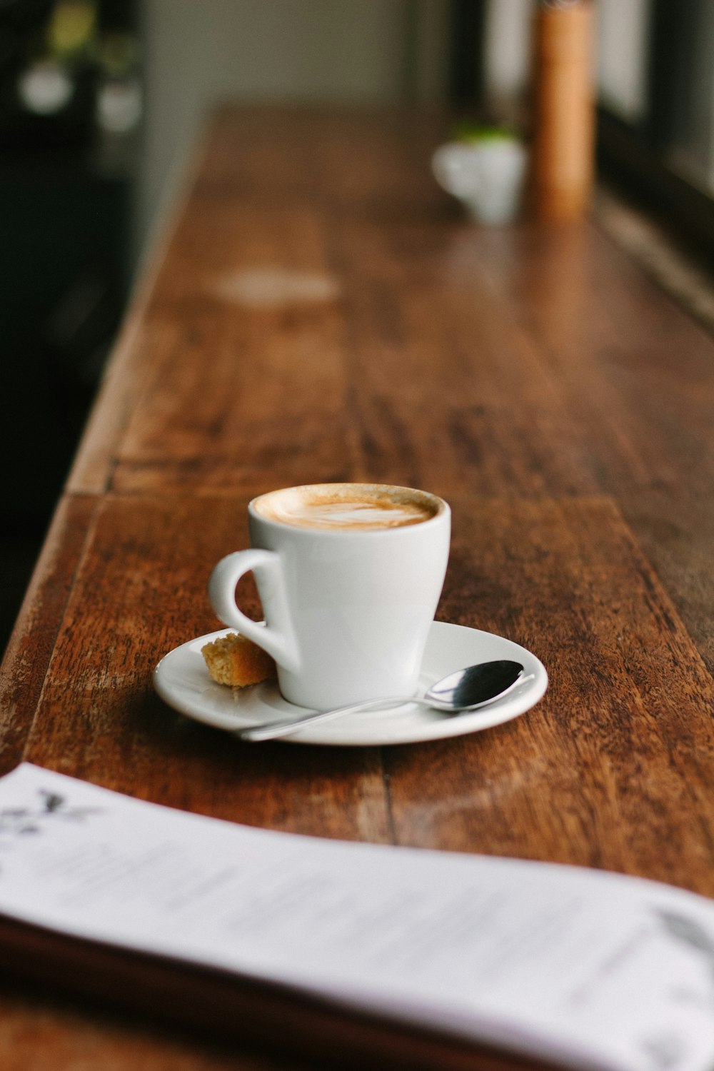 taza de té en platillo