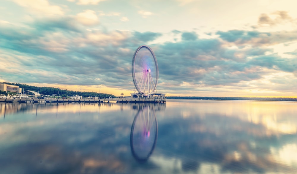 una ruota panoramica seduta nel mezzo di un lago