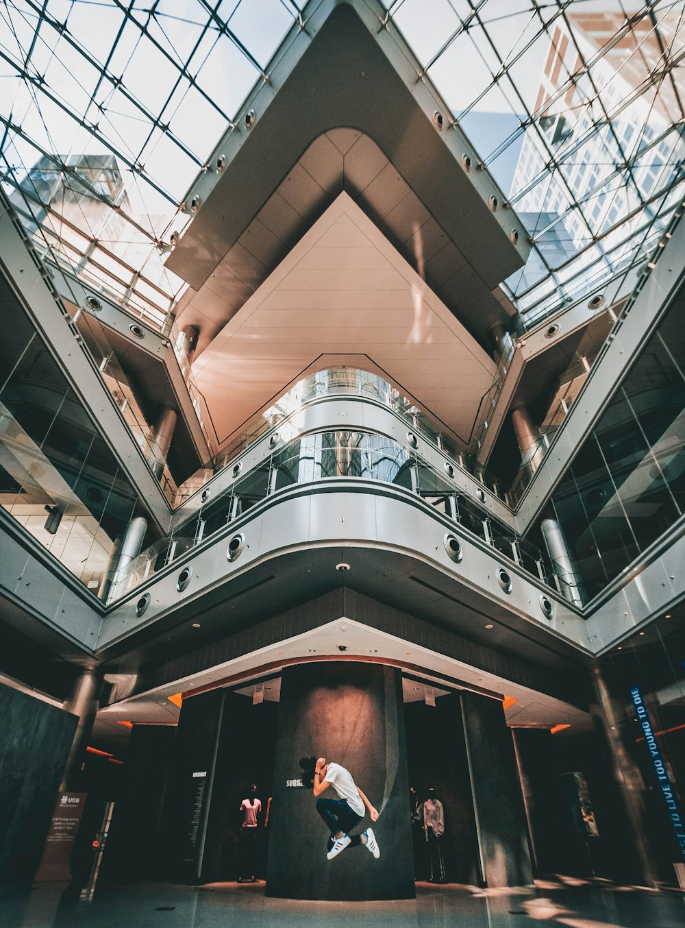 personne sautant dans le bâtiment