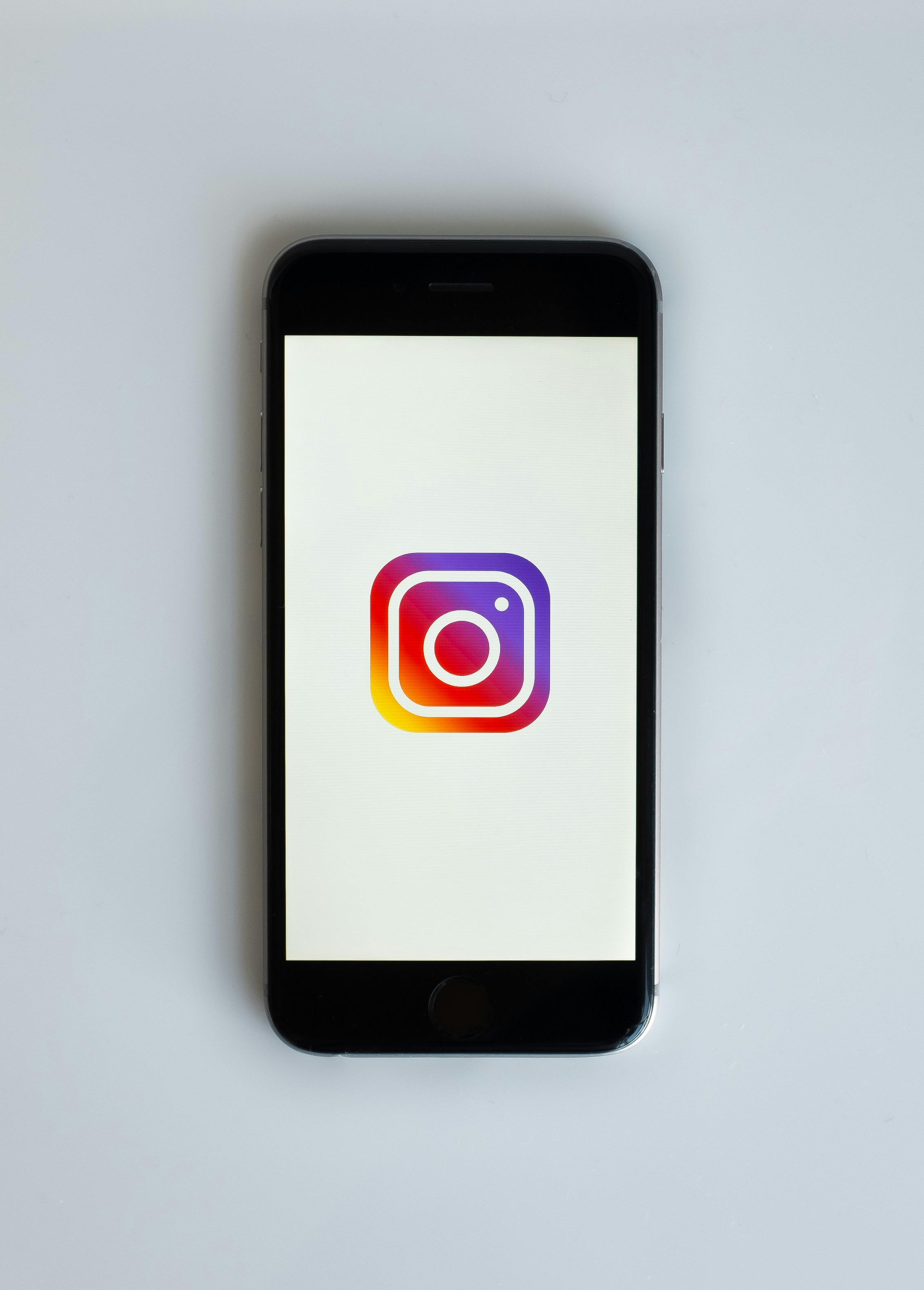 Smartphone zeigt Instagram-Icon an