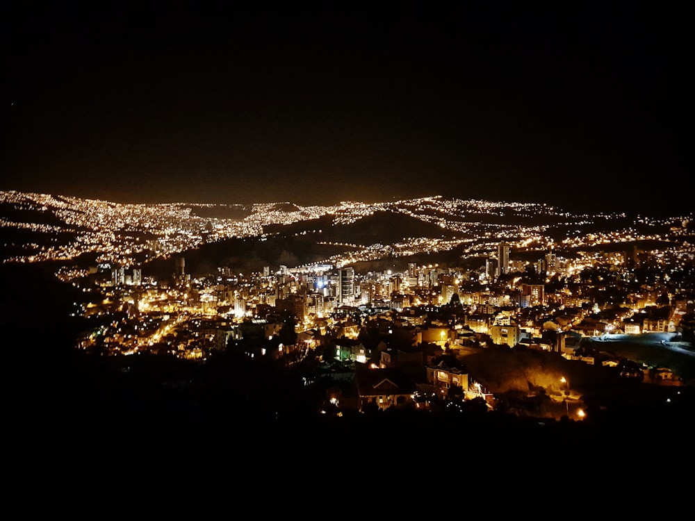 fotografia aerea della città di notte