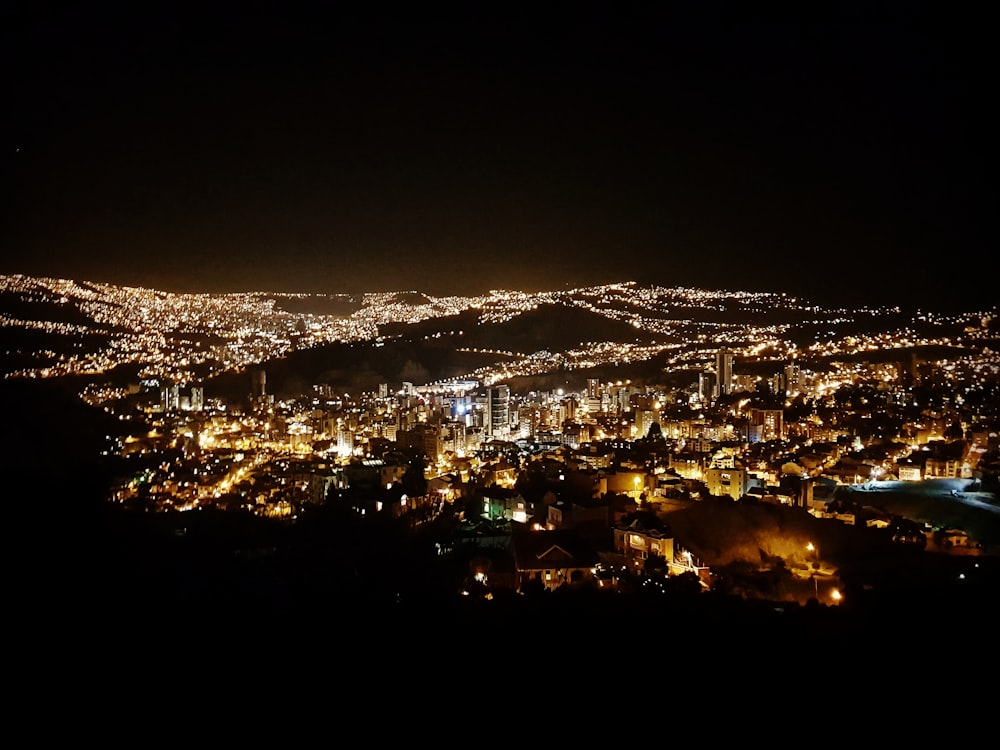 Photographie aérienne de la ville la nuit