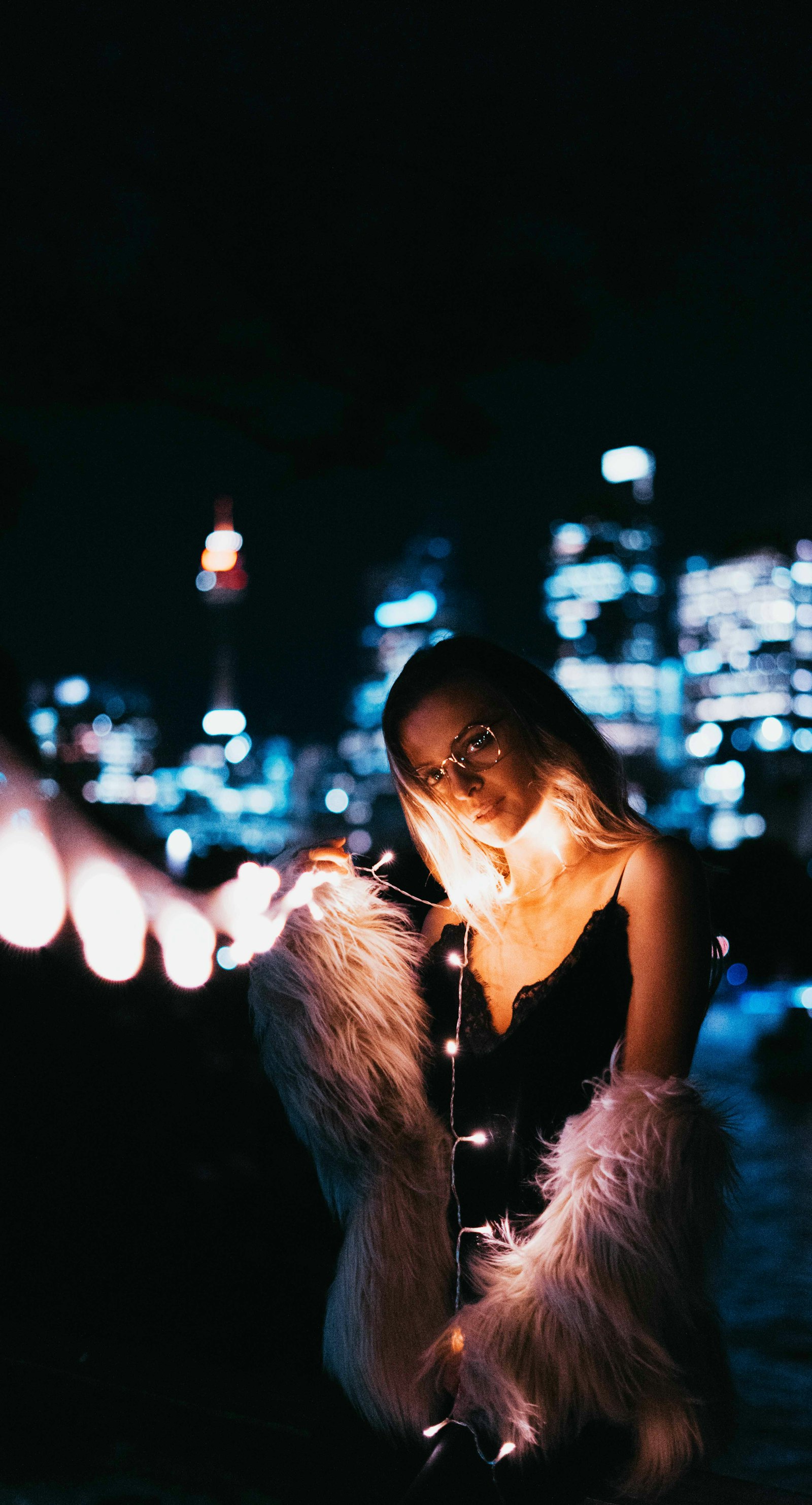 Sony a7R + Sony FE 50mm F1.8 sample photo. Woman's in black dress photography